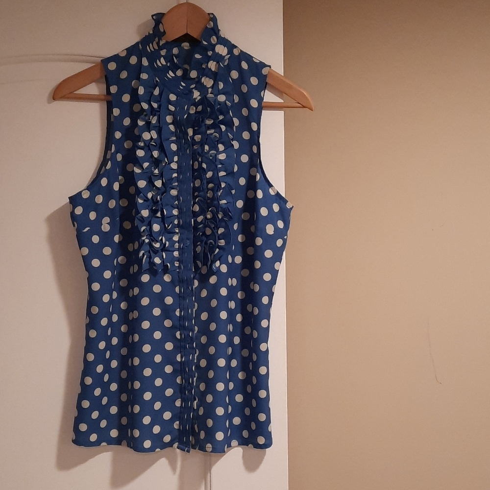 Sleeveless Limited Blouse with frill design